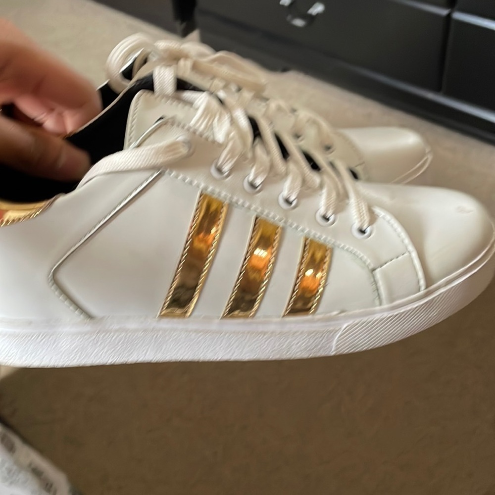 Addidas low top shoe